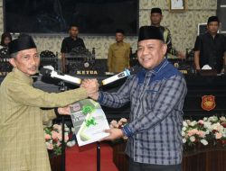 Bupati Gorontalo Nelson Pomalingo saat menyerahkan dokumen kepada Ketua DPRD Syam T Ase untuk ditindaklanjuti pembahasan. (Foto: Ist)