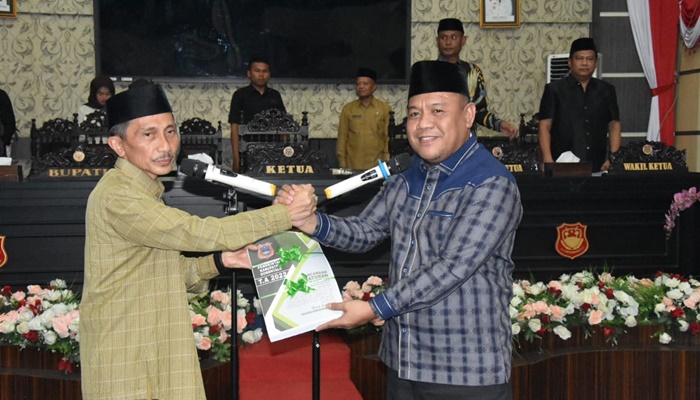 Bupati Gorontalo Nelson Pomalingo saat menyerahkan dokumen kepada Ketua DPRD Syam T Ase untuk ditindaklanjuti pembahasan. (Foto: Ist)