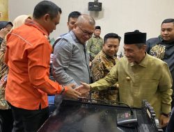 Meskipun Fraksi PKS tidak menyetujui pembahasan APBD 2022, tetapi antara Bupati Gorontalo Nelson Pomalingo dan Aleg PKS masih tetap menjalin silaturahmi. Nampak Ketua Fraksi PKS Eman Mangopa berjabat tangan dengan Nelson Pomalingo seusai paripurna digelar. (Foto: Ist)