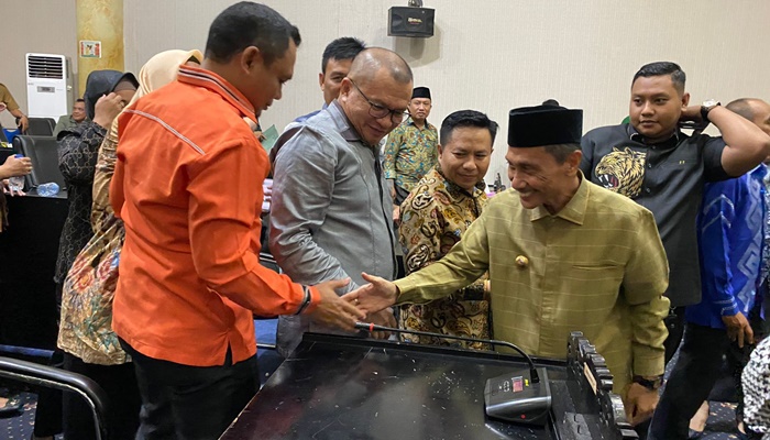 Meskipun Fraksi PKS tidak menyetujui pembahasan APBD 2022, tetapi antara Bupati Gorontalo Nelson Pomalingo dan Aleg PKS masih tetap menjalin silaturahmi. Nampak Ketua Fraksi PKS Eman Mangopa berjabat tangan dengan Nelson Pomalingo seusai paripurna digelar. (Foto: Ist)