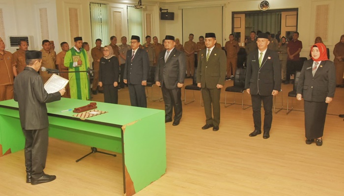 Pelantikan enam pejabat Tinggi pratama di lingkungan pemerintah Kabupaten Gorontalo, Senin (9/10). (Foto: Ist)