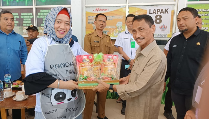 Kabgor 3 Penyerahan salah satu produk kepada Bupati Gorontalo, Nelson Pomalingo, yang menjadi bahan pada Mobile Training Unit (MTU) Barista di Foodcourt Limboto. (Foto: Ist)