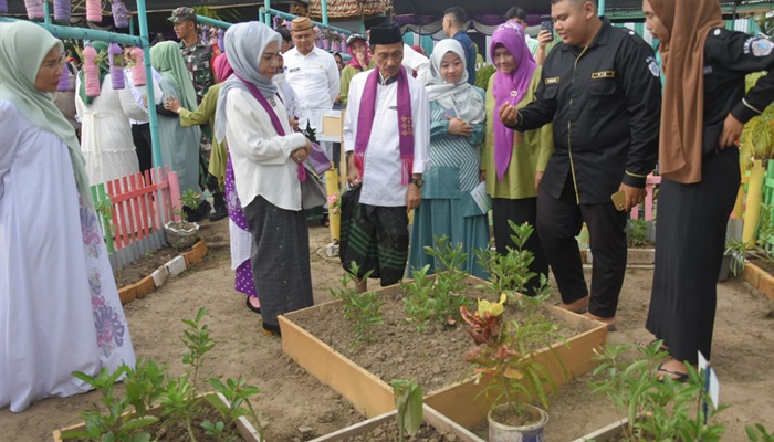 Bupati Gorontalo, Nelson Pomalingo, saat mencanangkan Kampung Wisata Herbal di Kelurahan Hutuo. (foto:ist)