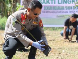 Kabid Humas Polda Gorontalo Kombes Pol. Desmont Harjendro AP, SIK, MT. saat melakukan penanaman pohon. (Foto: Ist)