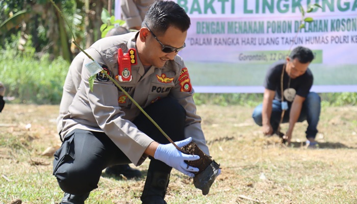 Kabid Humas Polda Gorontalo Kombes Pol. Desmont Harjendro AP, SIK, MT. saat melakukan penanaman pohon. (Foto: Ist)