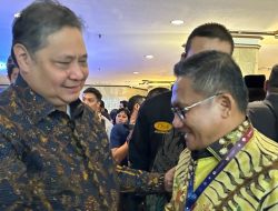 Walikota Gorontalo, Marten Taha bertemu dengan Menteri Koordinator Bidang Perekonomian Indonesia, Airlangga Hartarto pada acara Rakornas TP2DD, Selasa (3/10) di Hotel Grand Sahid Jaya. (Foto: Ist)