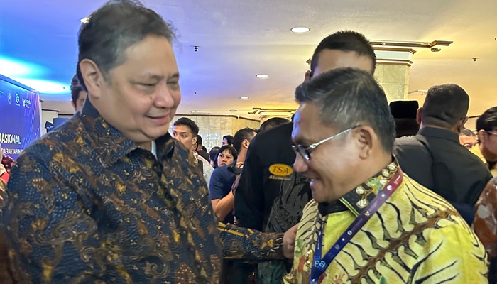 Walikota Gorontalo, Marten Taha bertemu dengan Menteri Koordinator Bidang Perekonomian Indonesia, Airlangga Hartarto pada acara Rakornas TP2DD, Selasa (3/10) di Hotel Grand Sahid Jaya. (Foto: Ist)