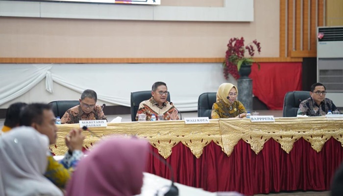 Walikota Gorontalo, Marten Taha saat memimpin rapat persiapan Festival Kota Tua, Senin (2/10). (Foto: Ist)