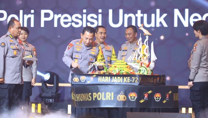 Kapolri Jenderal Polisi Drs. Listyo Sigit Prabowo melakukan pemotongan tumpeng pada puncak HUT ke-72 Humas Polri di Gedung Tribrata, Jakarta Selatan, Selasa (31/10). [Foto: Ist]