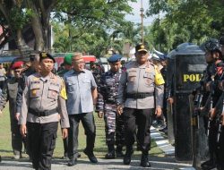 Pemeriksaan barisan pada gelar Pasukan Operasi Mantap Brata oleh Forkopimda. (Foto: Ist)