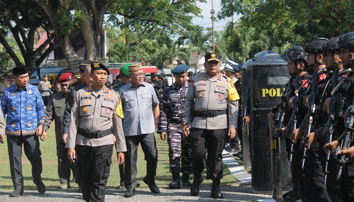 Pemeriksaan barisan pada gelar Pasukan Operasi Mantap Brata oleh Forkopimda. (Foto: Ist)