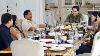 Bakal Calon Presiden, Prabowo Subianto menemui Menteri BUMN Erick Thohir di kediamannya di Jakarta, Selasa (31/10) dan makan siang bersama. [Foto: Ist/popularitas]