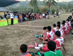 Anggota DPRD Kabupaten Gorontalo, Syarifudin Bano saat menutup kegiatan olahraga dan seni di Desa Sukamaju Kecamatan Mootilango. (Foto: Ist)