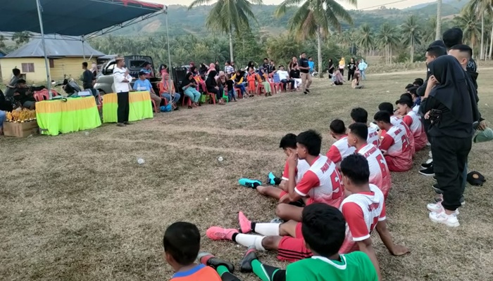 Anggota DPRD Kabupaten Gorontalo, Syarifudin Bano saat menutup kegiatan olahraga dan seni di Desa Sukamaju Kecamatan Mootilango. (Foto: Ist)