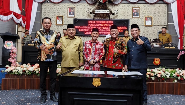 Pimpinan DPRD dan Bupati dan Wakil Bupati, Gorontalo Nelson Pomalingo dan Hendra Hemeto saat foto bersama seusai pengesahan tiga Ranperda.