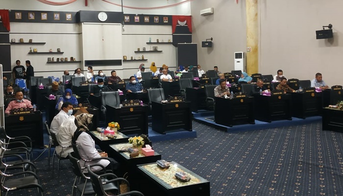 Suasana pembahasan APBD Perubahan 2023 antara Badan Anggaran dengan Tim Anggaran Pemerintah Daerah, di ruang sidang DPRD. (Foto: Ist)