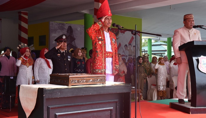 Ketua DPRD Kabupaten Gorontalo, Syam T Ase saat bacakan teks proklamasi HUT ke 78 RI tingkat Kabupaten Gorontalo. (Foto:Ist)