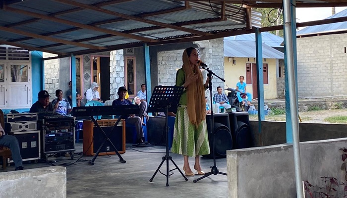 Anggota DPRD Provinsi Gorontalo, Yeyen Sidiki saat melaksanakan reses masa sidang pertama tahun 2023-2024 di Desa Ulanta, Kecamatan Suwawa, Kabupaten Bone Bolango. [Foto: Nusantara1]