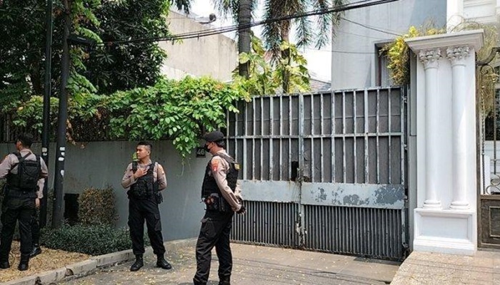 Petugas tengah berjaga saat dilakukan penggeledahan di rumah Firli Bahuri di Jalan Kertanegara Jakarta Selatan. [Foto:Ist]