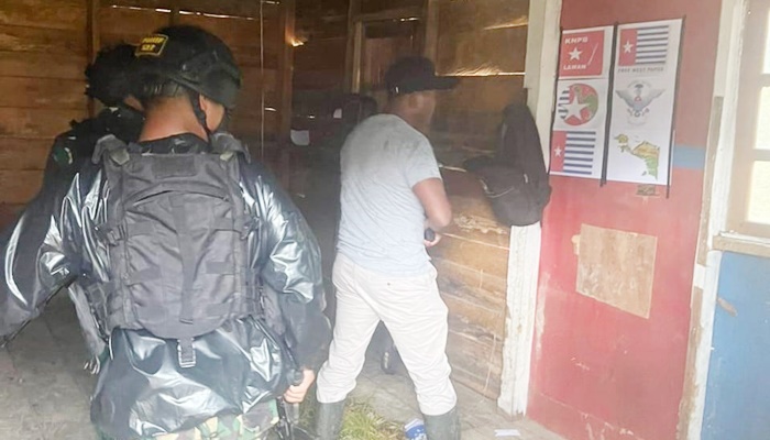 Aparat gabungan saat melakukan orng geledek di sebuah rumah yang dijadikan markas KNPB di Kabupaten Paniai, Papua Tengah. [Foto: Ist/ Puspen Satgas Yon 527/BY]