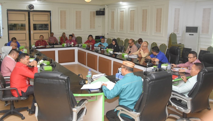 Sekda Kabupaten Gorontalo, Roni Sampir saat memimpin rapat internal pemerintah. [Foto: Ist]