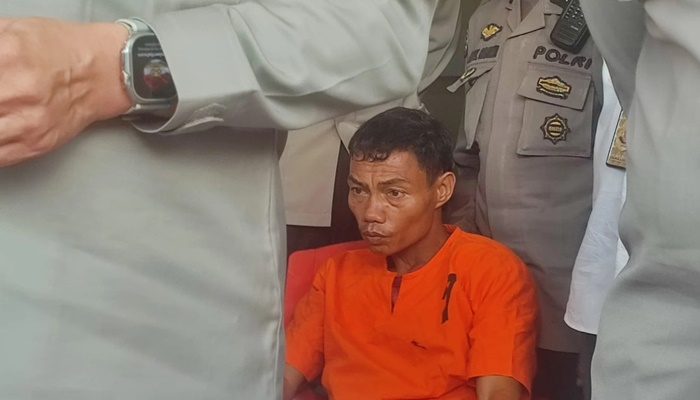 Dominggus (42) saat ditampilkan di depan awak media [Foto: Ist/ Muhsin/fajar]