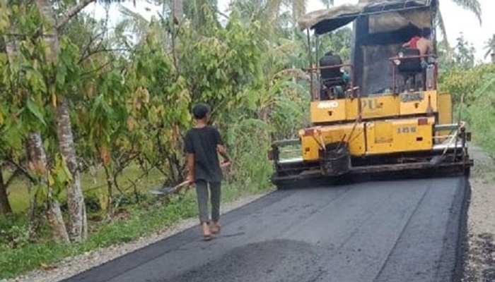 Salah satu proyek jalan yang tengah dikerjakan. [foto:ist]