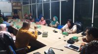 Rapat dengar pendapat Komisi II terhadap permasalahan antara Kepsek dan siswanya di salah satu sekolah dasar di Kecamatan Limboto. [foto:ist/ humas]