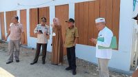 Personil Komisi III DPRD Kabupaten Gorontalo didampingi dinas teknis terkait dan pihak pelaksana saat monitoring progres pekerjaan Taman DKI di Desa Isimu Raya, Kecamatan Tibawa, Senin (23/10). [foto:ist]