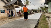 Anggota Komisi III, Eman Mangopa saat meninjau progres pekerjaan jalan rabat beton di Desa Satria, Kecamatan Mootilango. [foto:ist]