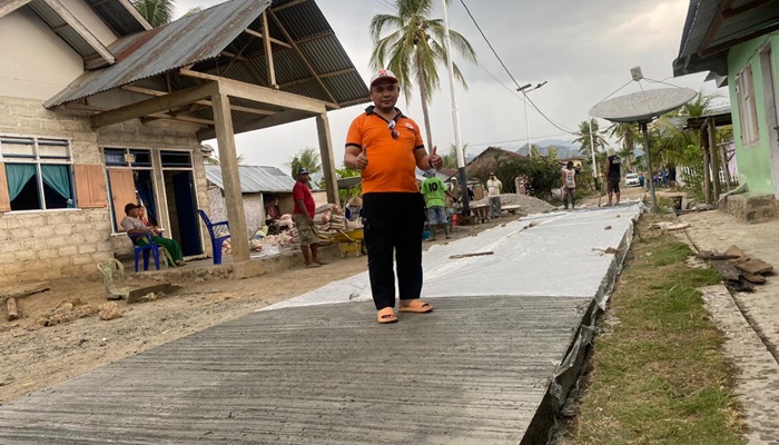 Anggota Komisi III, Eman Mangopa saat meninjau progres pekerjaan jalan rabat beton di Desa Satria, Kecamatan Mootilango. [foto:ist]