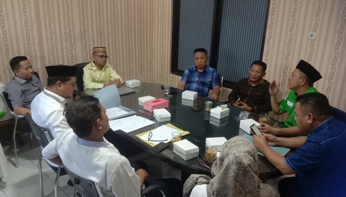 Jajaran personil Komisi I DPRD Kabupaten Gorontalo saat rapat kerja bersama mitra kerja terkait. Nampak hadir juga Ketua DPRD Kabupaten Gorontalo, Syam T Ase. [foto:ist]