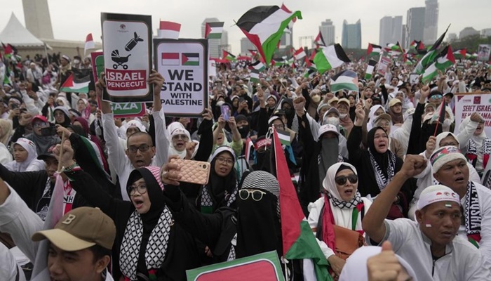 Ribuan massa aksi bela Palestina. [Foto” Ist/AP Photo: Dita Alangkara]
