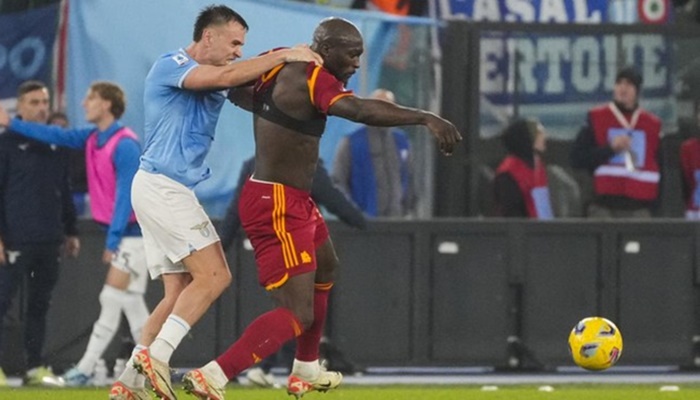 Pemain Lazio Patric menarik kaos penyerang Roma Romelu Lukaku. [Foto: Is/AP/Gregorio Borgia]