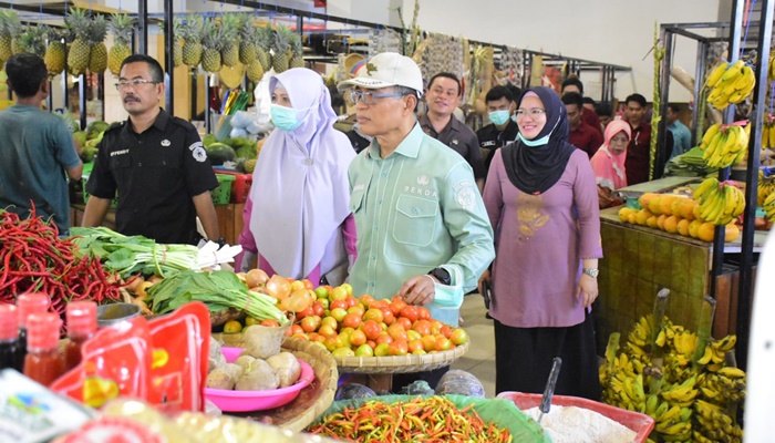 Sekda Kota Gorontalo, Ismail Majid saat turun ke pasar guna memantau langsung harga beras. [Foto: Ist]