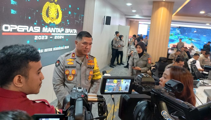 Karopenmas Divisi Humas Polri Brigjen Ahmad Ramadhan saat diwawancarai di sela-sela pelatihan. [Foto: Ist]