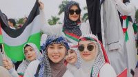 Dara Arafah bersama rekannya saat mengikuti Aksi Bela Palestina. [Foto/ Ist: Instagram daraarafah]