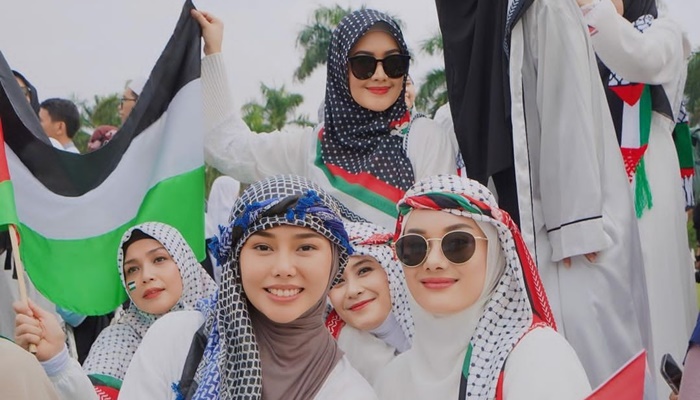 Dara Arafah bersama rekannya saat mengikuti Aksi Bela Palestina. [Foto/ Ist: Instagram daraarafah]