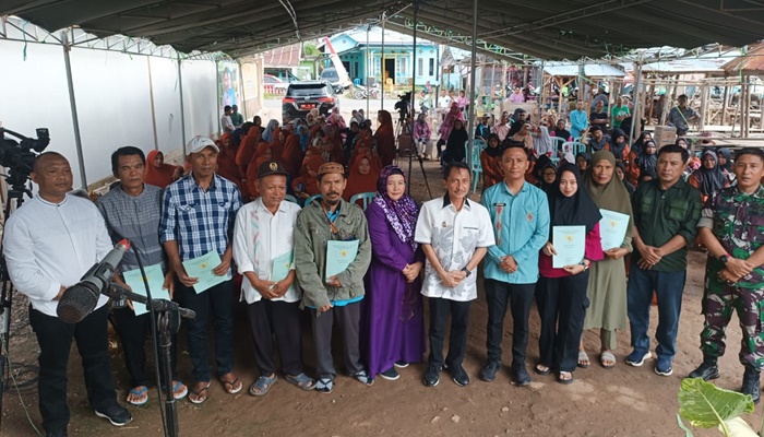 Penyerahan sertifikat Redistribusi Tanah Negara HGU di Desa Motilango, Kecamatan Tibawa oleh Bupati Gorontalo, Nelson Pomalingo. [foto:ist]