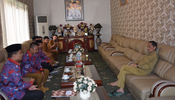 Pengurus PPDI Provinsi Gorontalo saat bertemu Bupati Gorontalo, Nelson Pomalingo. [foto:ist]