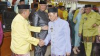 Bupati Gorontalo, Nelson Pomalingo saat bersalaman Ketua DPRD Provinsi Gorontalo, Paris Jusuf. [foto:ist]