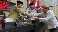 Ketua Panitia Khusus Yunus Dunggio saat menyerahkan laporan pembahasan Ranperda tentang Penyelenggaraan Kearsipan Daerah ke Bupati Gorontalo, Nelson Pomalingo. [foto:ist]