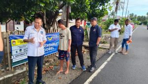 Ketua Bappilu DPD Partai Nasdem Gorontalo, Rustam Akili saat memimpin langsung penertiban baliho Caleg Nasdem yang dinilai melanggar aturan. [foto:ist]