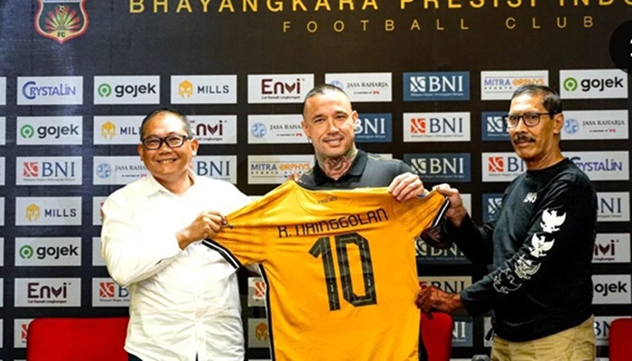 Sejumlah pesepak bola Eropa turut mengomentari jersey yang akan dikenakan Radja Nainggolan ke Bhayangkara FC. [foto:ist/instagram radja_nainggolan_14]