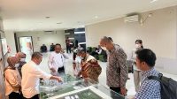 Walikota Gorontalo, Marten Taha dan rombongan saat berkunjung ke RSUP Dr. Wahidin Sudirohusodo. [foto:ist]