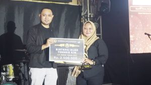 Kepala DInas Kominfo dan Persandian, Kota Gorontalo, Daud R. Panigoro saat menyerahkan penghargaan. [foto:ist]