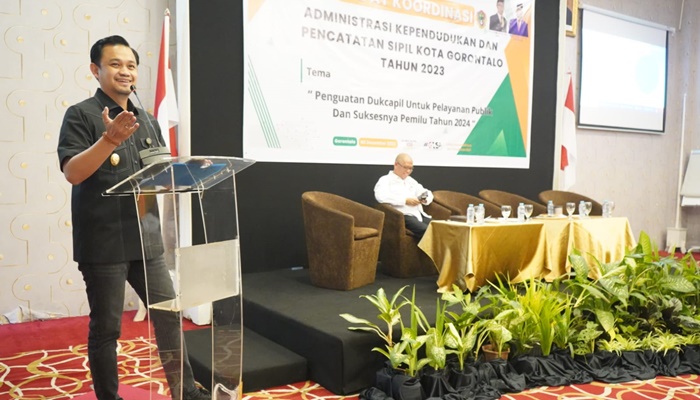 Wakil Walikota Gorontalo, Ryan F. Kono saat memberi sambutan pada Rakor yang digelar Dinas Dukcapil, Rabu (6/12). [foto:ist]