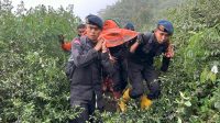 Proses evakuasi jenazah pendaki Gunung Marapi. [foto:ist]