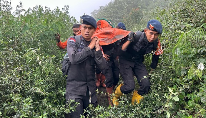 Proses evakuasi jenazah pendaki Gunung Marapi. [foto:ist]