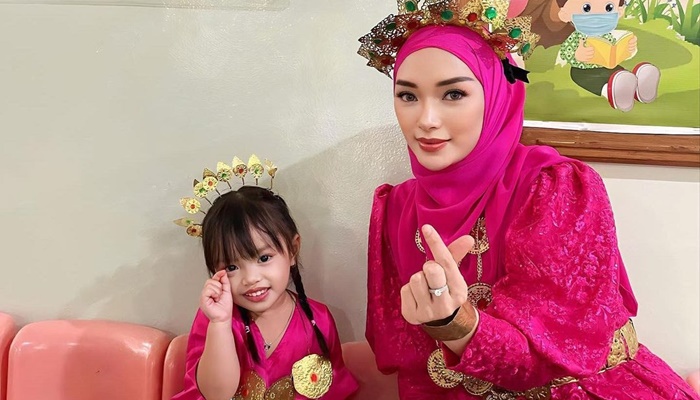 Zaskia Gotik kini tengah berhijab setelah menjalankan ibadah umrah. [foto:ist/IG zaskia_gotik]